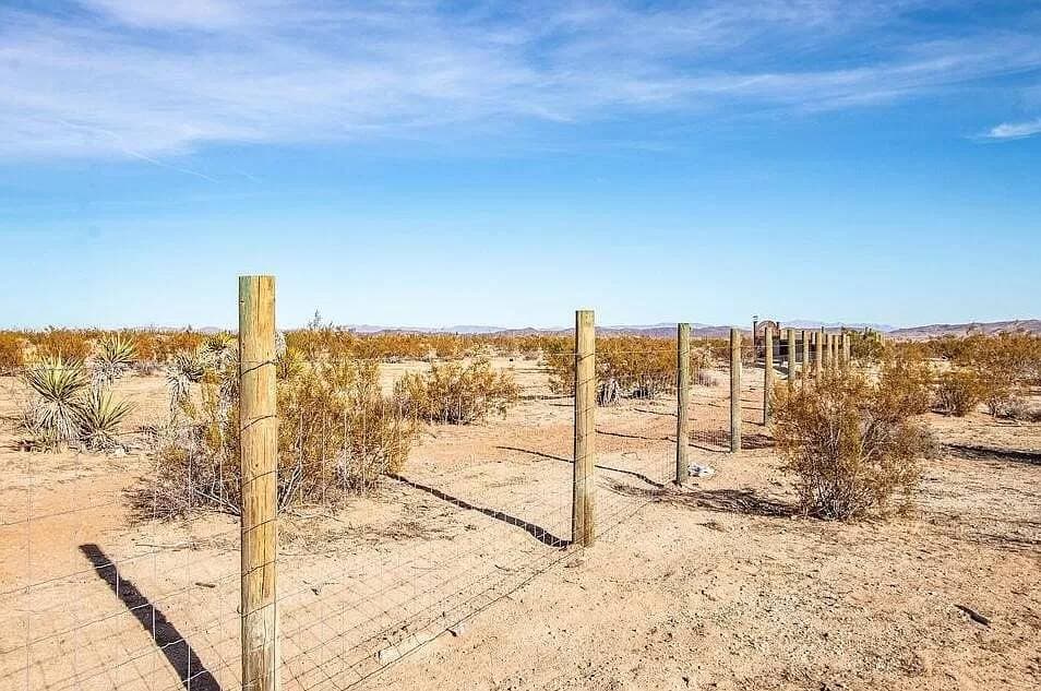 Is the entire property really fenced?: faq photo